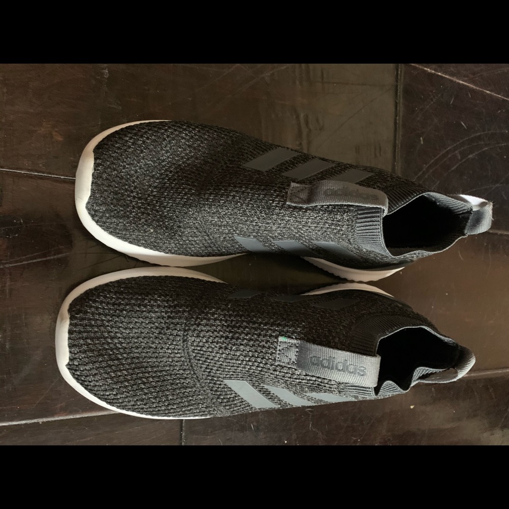 Adías athletic shoe